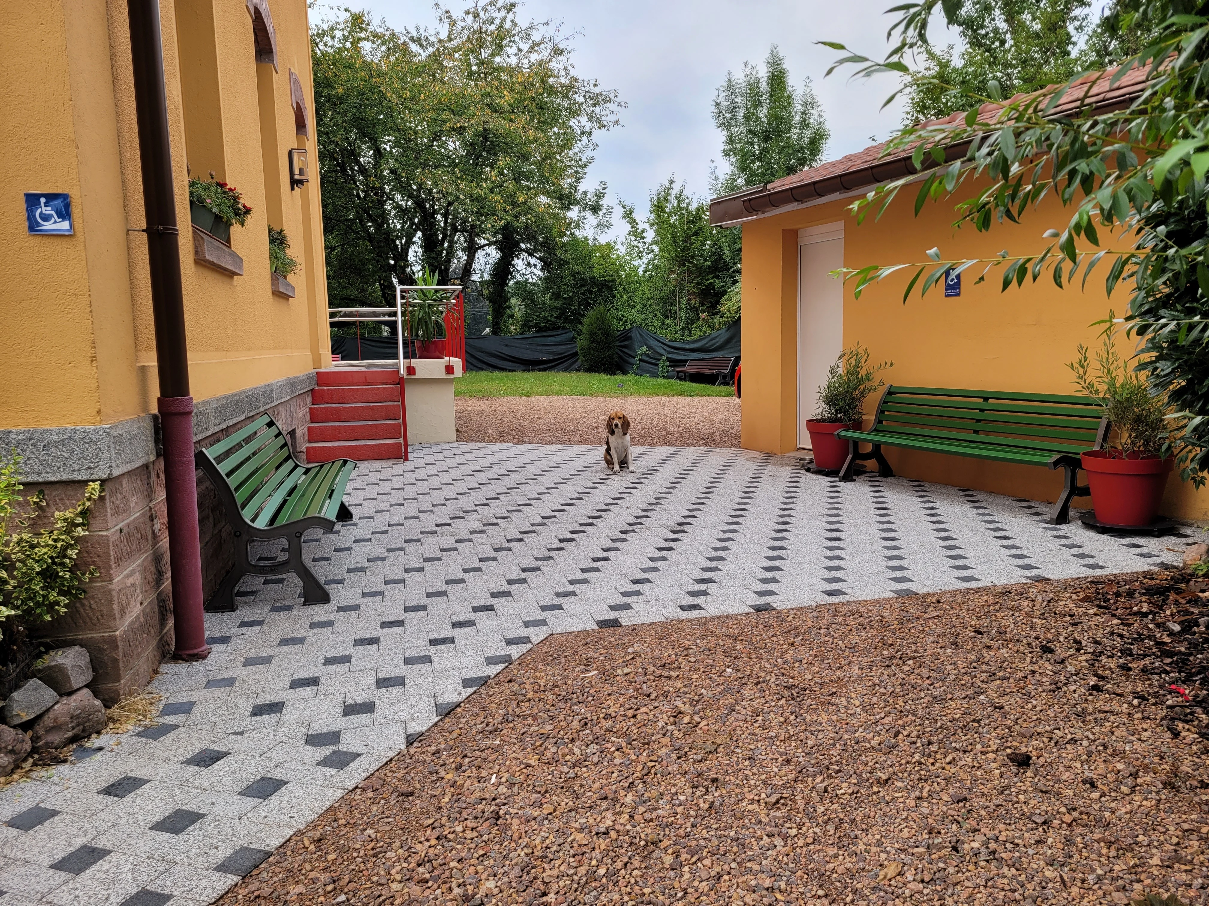 la salle d'attente dehors près de la porte d'entrée