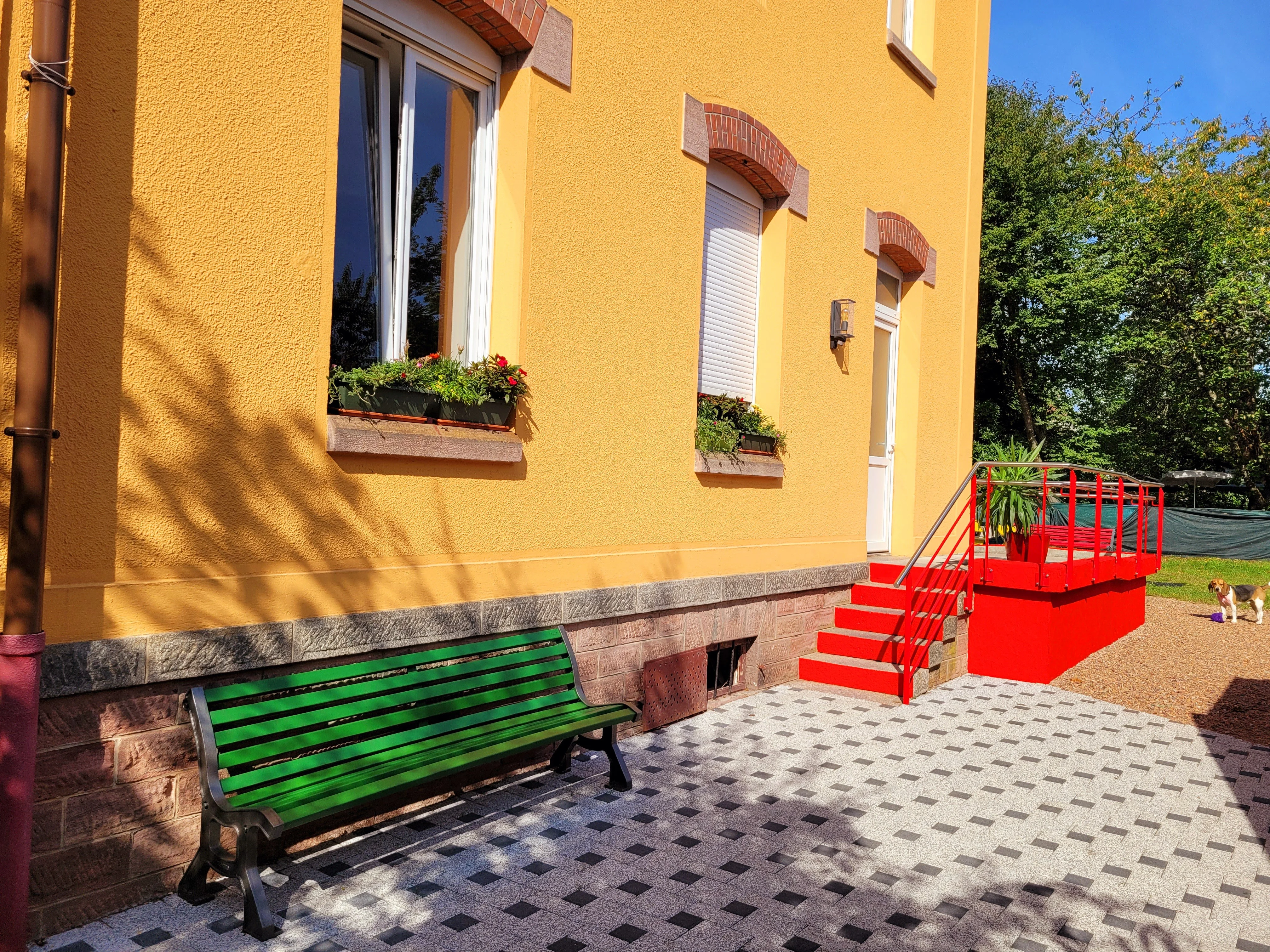 l'accès à la porte d'entrée avec des marches colorées pour les mal voyants