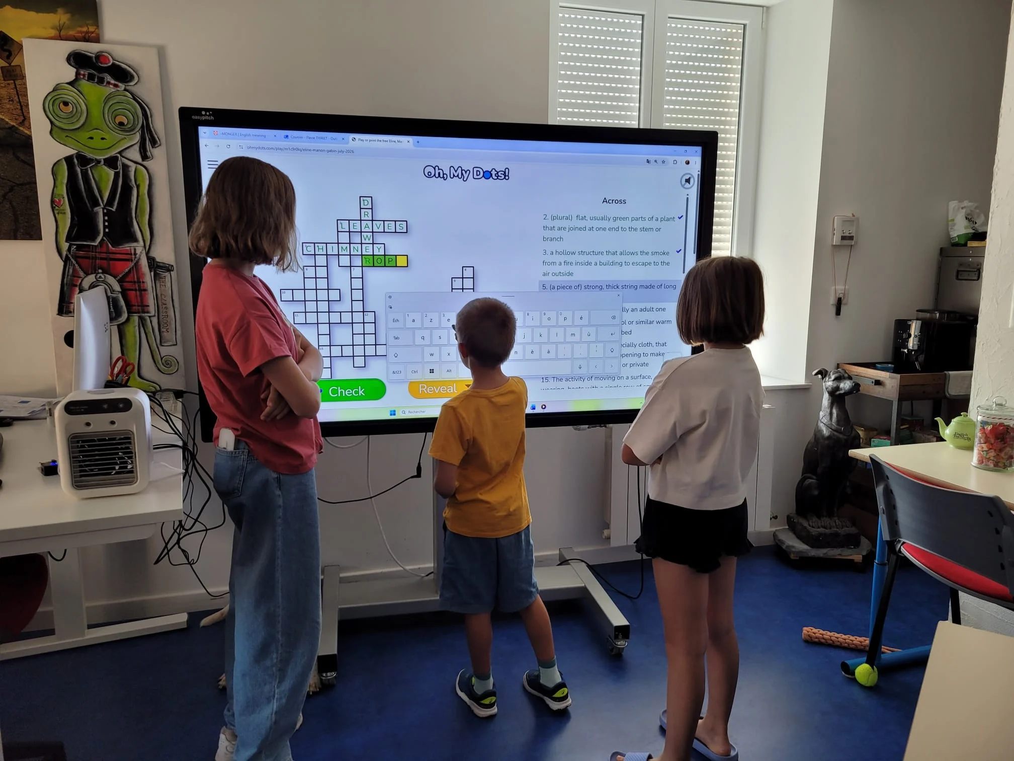 Photo avec 3 enfants au tableau