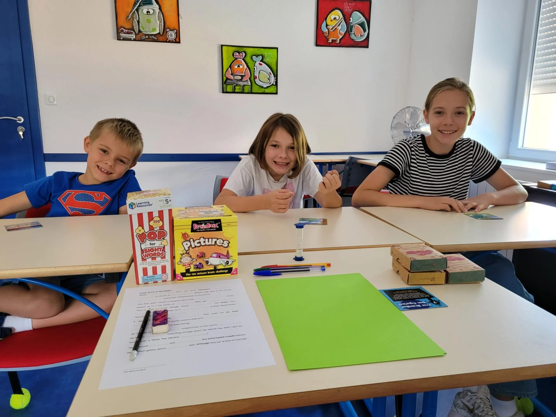 Photo avec les 3 enfants et le jeu des pop corn